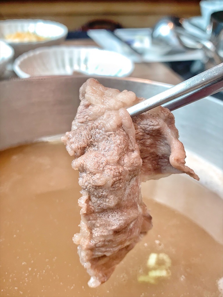 點我看大圖 火鍋餐前奉茶的儀式感,嚴選食材的精緻鍋物,咕溜的烏龜仙草凍,綿密的霜淇淋在這都吃的到