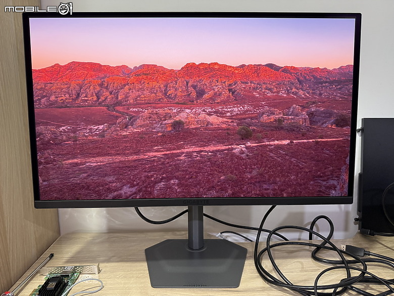 點我看大圖 新底座不佔空間 GIGABYTE 技嘉 27吋 MO27Q2 240Hz OLED 開箱