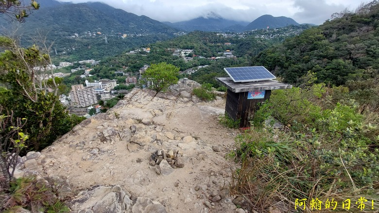 【郊山走走】 台湾よ、永に幸なれ。台灣幸福石、展翅高飛丹鳳山、熱門健行景點軍艦岩 輕鬆健行北投10連峰
