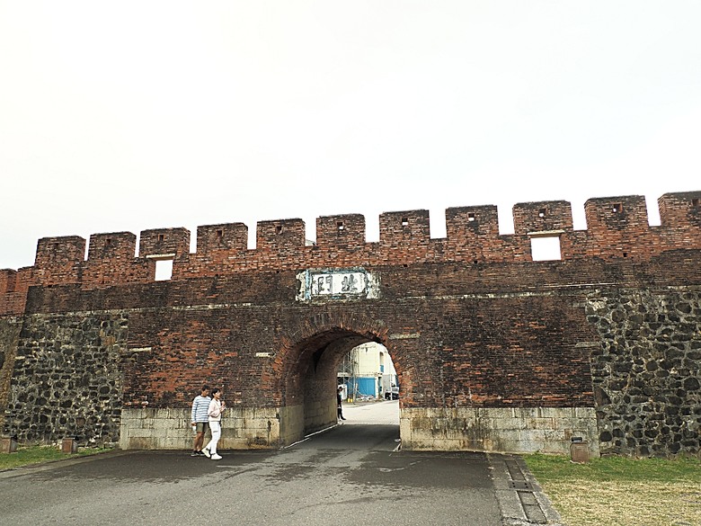 車城 落山風藝術季 【看海美術館展區、海口村街道及村落展區、墾丁長灘休閒飯店、紅柴。居 山海之隅】，順遊恆春縣城東門及北門、恆春文化中心民謠館，品嚐半島特色美食 — 香酥鴨、綠豆蒜 — 2025年初 國境之南看海賞藝小旅行 【小惡魔畫蛇添福】補篇(2)