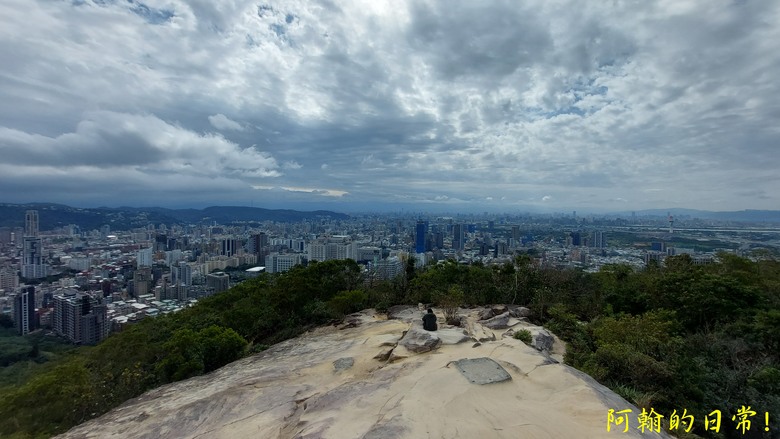【郊山走走】 台湾よ、永に幸なれ。台灣幸福石、展翅高飛丹鳳山、熱門健行景點軍艦岩 輕鬆健行北投10連峰