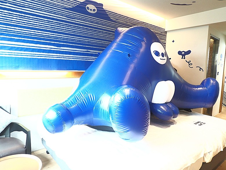 車城 落山風藝術季 【看海美術館展區、海口村街道及村落展區、墾丁長灘休閒飯店、紅柴。居 山海之隅】,順遊恆春縣城東門及北門、恆春文化中心民謠館,品嚐半島特色美食 — 香酥鴨、綠豆蒜 — 2025年初 國境之南看海賞藝小旅行 【小惡魔畫蛇添福】補篇(2)