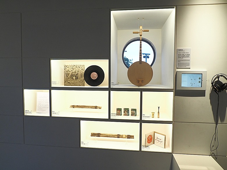車城 落山風藝術季 【看海美術館展區、海口村街道及村落展區、墾丁長灘休閒飯店、紅柴。居 山海之隅】,順遊恆春縣城東門及北門、恆春文化中心民謠館,品嚐半島特色美食 — 香酥鴨、綠豆蒜 — 2025年初 國境之南看海賞藝小旅行 【小惡魔畫蛇添福】補篇(2)