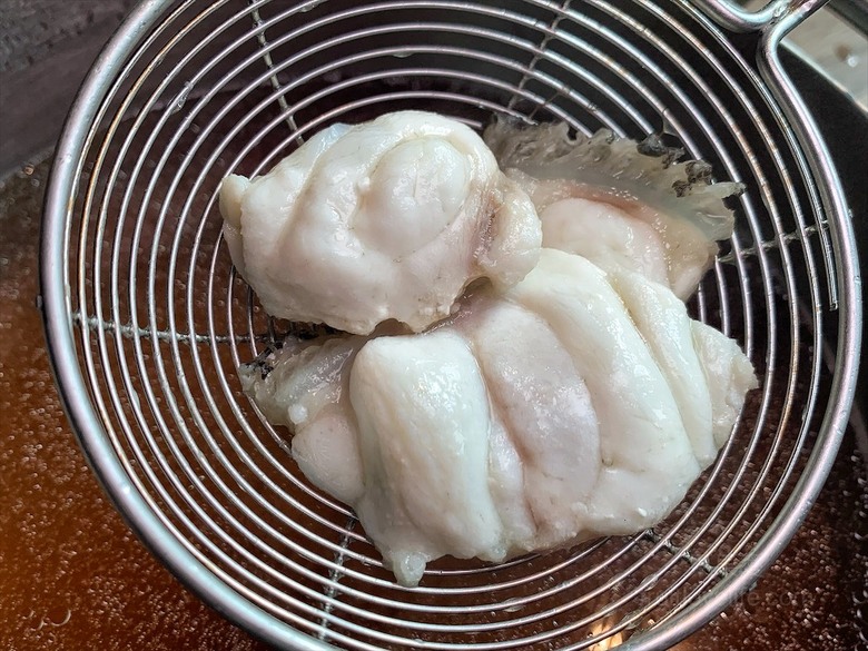 點我看大圖 火鍋餐前奉茶的儀式感,嚴選食材的精緻鍋物,咕溜的烏龜仙草凍,綿密的霜淇淋在這都吃的到