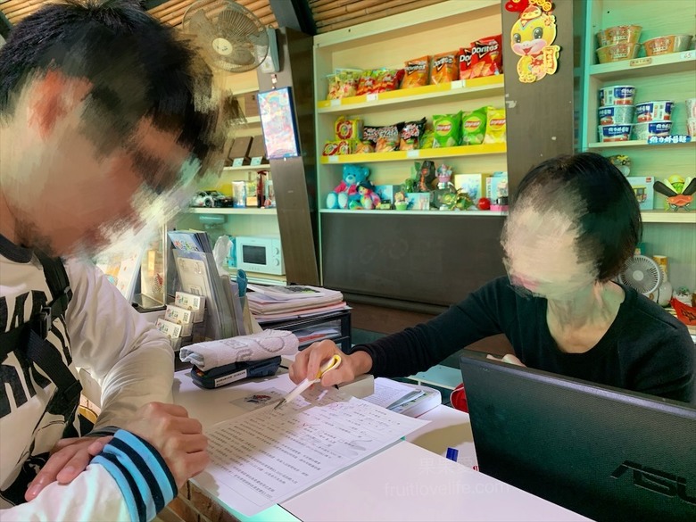 獨棟主題式溜滑梯小木屋,房間裡面有滑梯還有很多玩具、玩偶,小朋友玩得超開心!