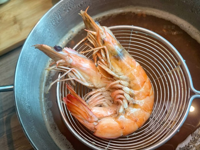 點我看大圖 火鍋餐前奉茶的儀式感,嚴選食材的精緻鍋物,咕溜的烏龜仙草凍,綿密的霜淇淋在這都吃的到