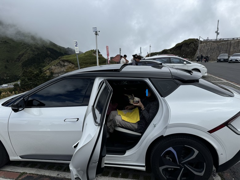 早晚要買電動車!200萬預算從Tesla一路看到最後選擇EV6 AWD