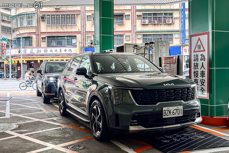 今晚,我想來點韓風休旅全家餐!Hyundai Santa Fe vs. Kia Sorento