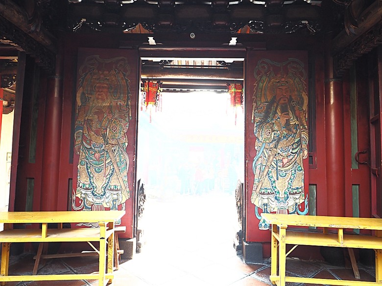 北港文化中心、北港登記所｜遊客中心、北港朝天宮、水道頭文化園區、甕牆、集雅軒、義民廟，還有鴨ㄚ小麵店之神級滷肉飯與日發製飴店之北港飴 — 2025年農曆年前返鄉順路之 北港半日小旅行 —【小惡魔畫蛇添福】補篇(5)