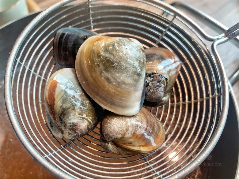 點我看大圖 火鍋餐前奉茶的儀式感,嚴選食材的精緻鍋物,咕溜的烏龜仙草凍,綿密的霜淇淋在這都吃的到