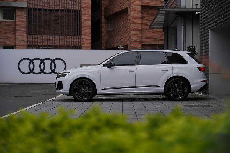 Audi Q7 55 TFSI quattro S line｜金屬冰川白 Glacier White｜交車照片分享