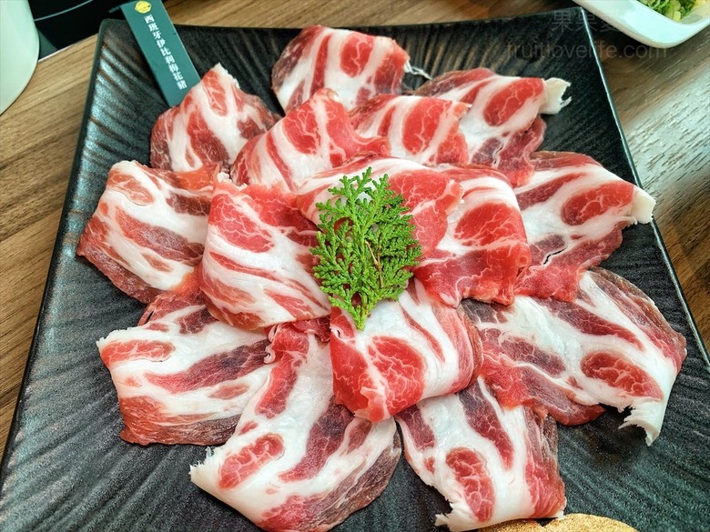 點我看大圖 火鍋餐前奉茶的儀式感,嚴選食材的精緻鍋物,咕溜的烏龜仙草凍,綿密的霜淇淋在這都吃的到