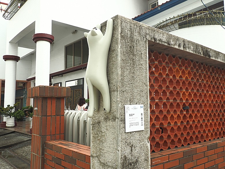 車城 落山風藝術季 【看海美術館展區、海口村街道及村落展區、墾丁長灘休閒飯店、紅柴。居 山海之隅】,順遊恆春縣城東門及北門、恆春文化中心民謠館,品嚐半島特色美食 — 香酥鴨、綠豆蒜 — 2025年初 國境之南看海賞藝小旅行 【小惡魔畫蛇添福】補篇(2)