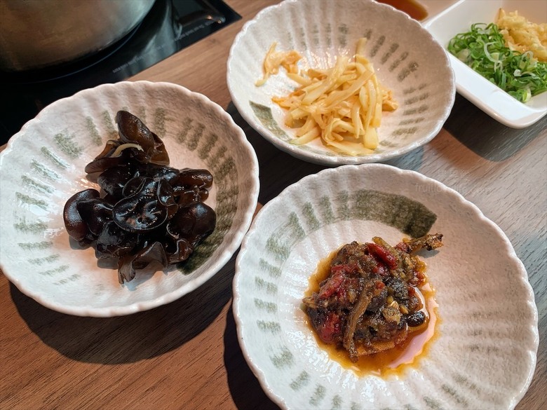 點我看大圖 火鍋餐前奉茶的儀式感,嚴選食材的精緻鍋物,咕溜的烏龜仙草凍,綿密的霜淇淋在這都吃的到