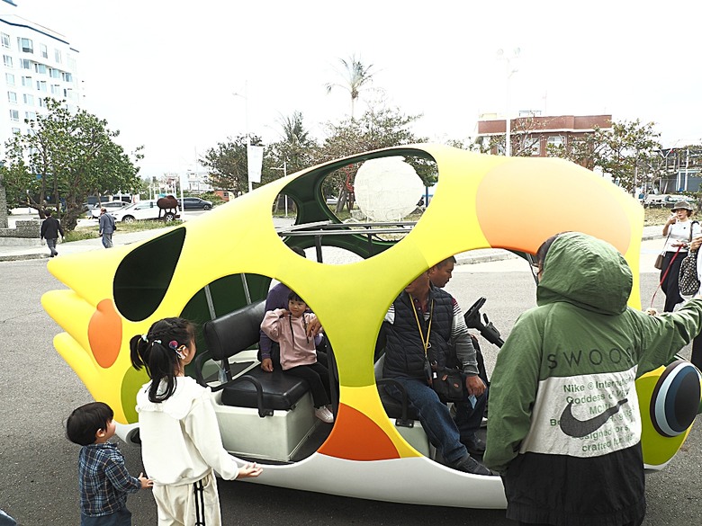 車城 落山風藝術季 【看海美術館展區、海口村街道及村落展區、墾丁長灘休閒飯店、紅柴。居 山海之隅】,順遊恆春縣城東門及北門、恆春文化中心民謠館,品嚐半島特色美食 — 香酥鴨、綠豆蒜 — 2025年初 國境之南看海賞藝小旅行 【小惡魔畫蛇添福】補篇(2)