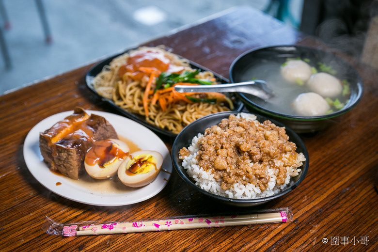 宜蘭冬山超平價國民美食-派吃所食坊砂港分局！招牌上還寫著專治餓人！快用好吃又便宜的餐點來治療我吧我好餓啊啊啊～～～