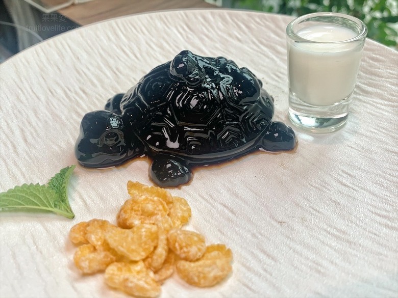 點我看大圖 火鍋餐前奉茶的儀式感,嚴選食材的精緻鍋物,咕溜的烏龜仙草凍,綿密的霜淇淋在這都吃的到