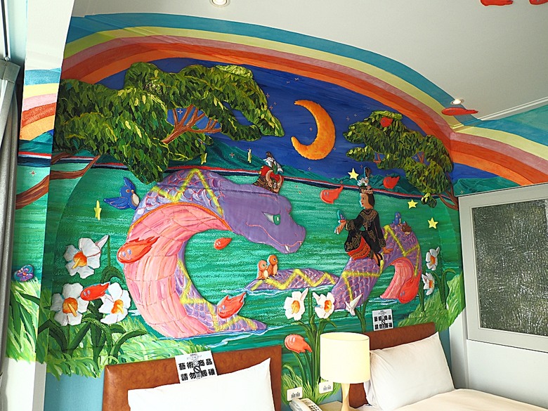 車城 落山風藝術季 【看海美術館展區、海口村街道及村落展區、墾丁長灘休閒飯店、紅柴。居 山海之隅】，順遊恆春縣城東門及北門、恆春文化中心民謠館，品嚐半島特色美食 — 香酥鴨、綠豆蒜 — 2025年初 國境之南看海賞藝小旅行 【小惡魔畫蛇添福】補篇(2)