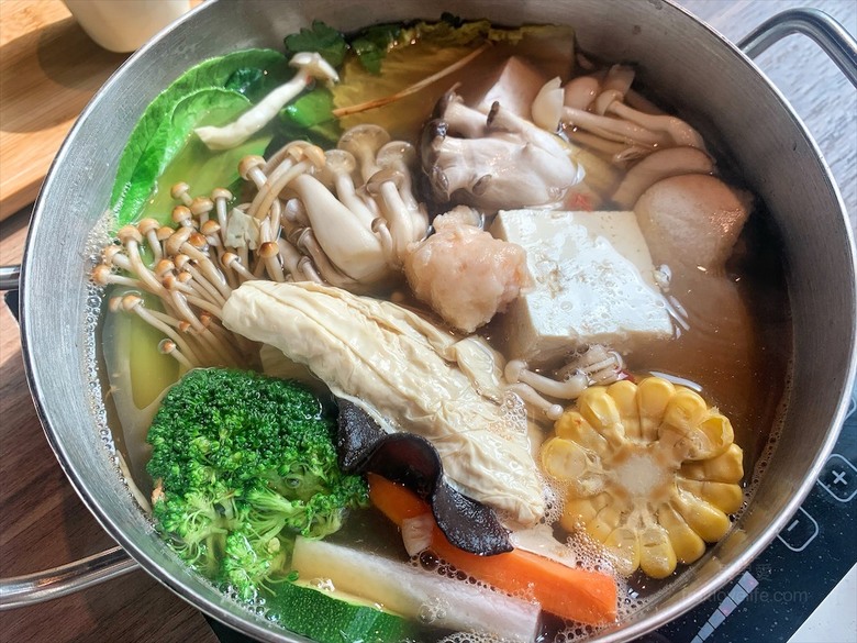 點我看大圖 火鍋餐前奉茶的儀式感,嚴選食材的精緻鍋物,咕溜的烏龜仙草凍,綿密的霜淇淋在這都吃的到