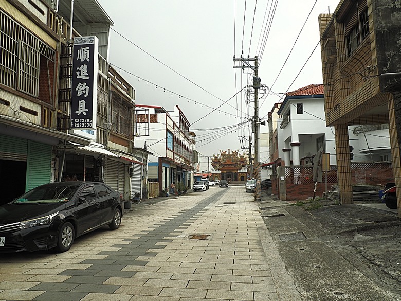 車城 落山風藝術季 【看海美術館展區、海口村街道及村落展區、墾丁長灘休閒飯店、紅柴。居 山海之隅】,順遊恆春縣城東門及北門、恆春文化中心民謠館,品嚐半島特色美食 — 香酥鴨、綠豆蒜 — 2025年初 國境之南看海賞藝小旅行 【小惡魔畫蛇添福】補篇(2)