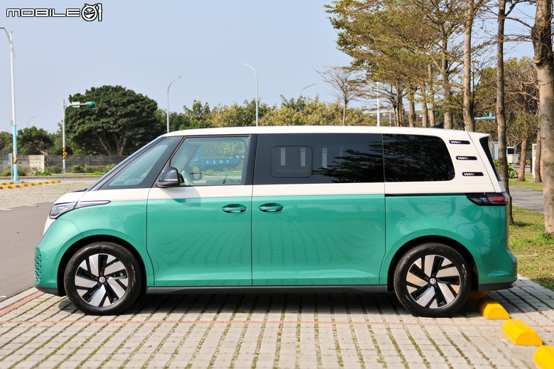 福斯商旅 Volkswagen ID.Buzz Pro S 試駕|承先啟後的經典味、豐富且出色的空間機能!