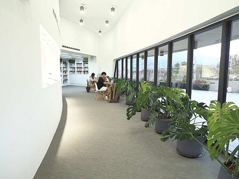 車城 落山風藝術季 【看海美術館展區、海口村街道及村落展區、墾丁長灘休閒飯店、紅柴。居 山海之隅】,順遊恆春縣城東門及北門、恆春文化中心民謠館,品嚐半島特色美食 — 香酥鴨、綠豆蒜 — 2025年初 國境之南看海賞藝小旅行 【小惡魔畫蛇添福】補篇(2)
