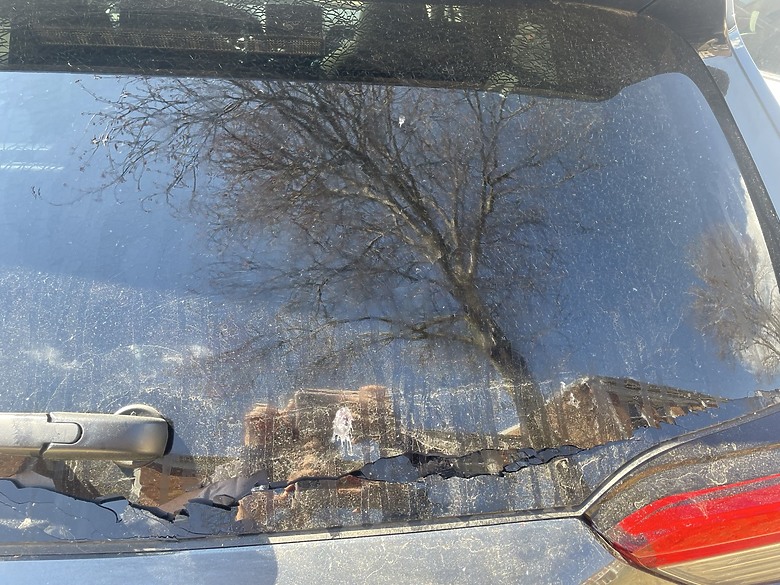 RAV4後窗玻璃無故自動破裂開