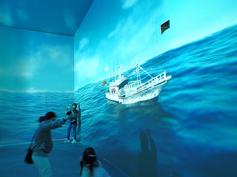 車城 落山風藝術季 【看海美術館展區、海口村街道及村落展區、墾丁長灘休閒飯店、紅柴。居 山海之隅】,順遊恆春縣城東門及北門、恆春文化中心民謠館,品嚐半島特色美食 — 香酥鴨、綠豆蒜 — 2025年初 國境之南看海賞藝小旅行 【小惡魔畫蛇添福】補篇(2)