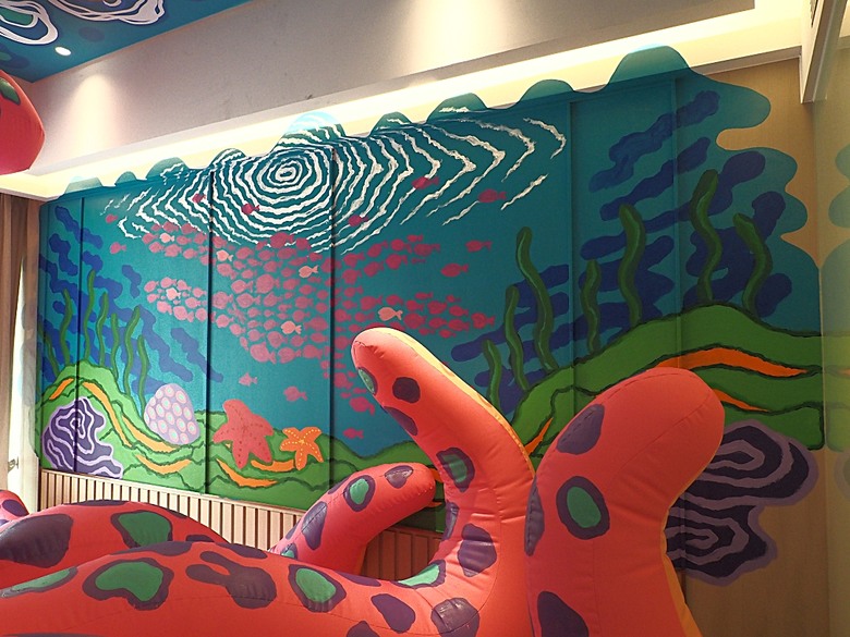 車城 落山風藝術季 【看海美術館展區、海口村街道及村落展區、墾丁長灘休閒飯店、紅柴。居 山海之隅】,順遊恆春縣城東門及北門、恆春文化中心民謠館,品嚐半島特色美食 — 香酥鴨、綠豆蒜 — 2025年初 國境之南看海賞藝小旅行 【小惡魔畫蛇添福】補篇(2)
