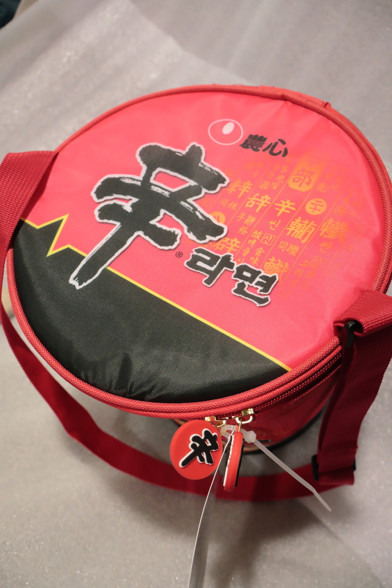 點我看大圖 【開箱】是「實用」的食物商品,不是「食用」的商品,辛拉麵保冷袋 - 大漠國渡