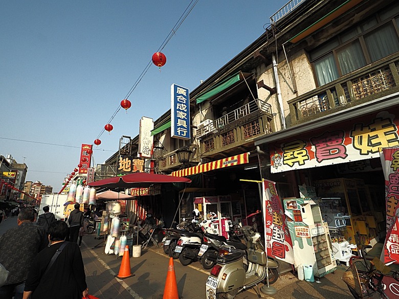 北港文化中心、北港登記所｜遊客中心、北港朝天宮、水道頭文化園區、甕牆、集雅軒、義民廟，還有鴨ㄚ小麵店之神級滷肉飯與日發製飴店之北港飴 — 2025年農曆年前返鄉順路之 北港半日小旅行 —【小惡魔畫蛇添福】補篇(5)