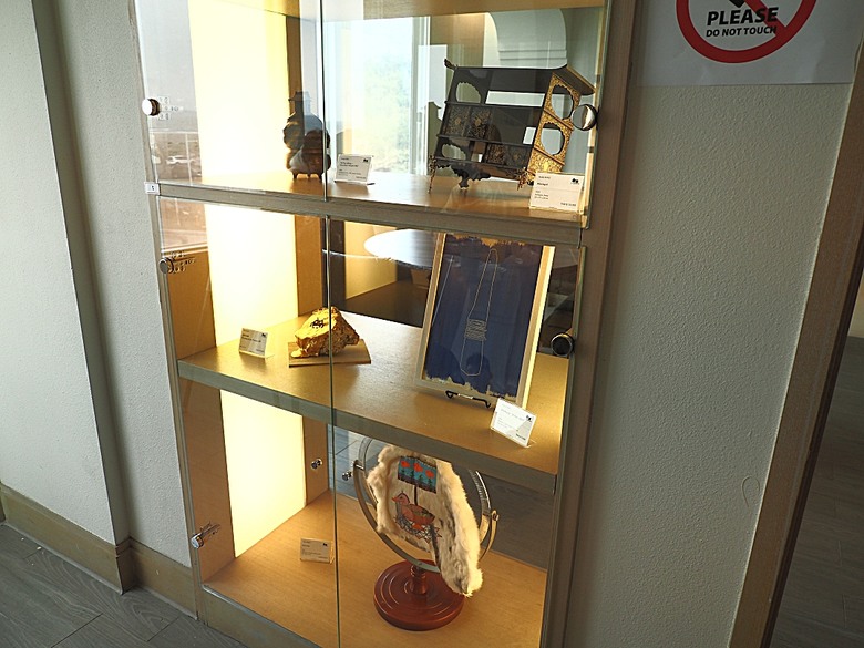 車城 落山風藝術季 【看海美術館展區、海口村街道及村落展區、墾丁長灘休閒飯店、紅柴。居 山海之隅】，順遊恆春縣城東門及北門、恆春文化中心民謠館，品嚐半島特色美食 — 香酥鴨、綠豆蒜 — 2025年初 國境之南看海賞藝小旅行 【小惡魔畫蛇添福】補篇(2)
