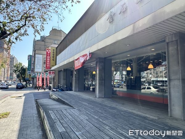 中科「金石堂」將熄燈，在地貼紙條：感謝18年陪伴