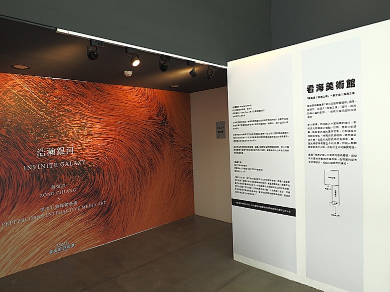 車城 落山風藝術季 【看海美術館展區、海口村街道及村落展區、墾丁長灘休閒飯店、紅柴。居 山海之隅】,順遊恆春縣城東門及北門、恆春文化中心民謠館,品嚐半島特色美食 — 香酥鴨、綠豆蒜 — 2025年初 國境之南看海賞藝小旅行 【小惡魔畫蛇添福】補篇(2)