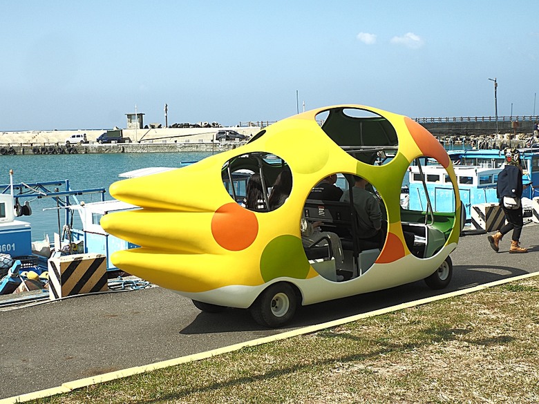 車城 落山風藝術季 【看海美術館展區、海口村街道及村落展區、墾丁長灘休閒飯店、紅柴。居 山海之隅】,順遊恆春縣城東門及北門、恆春文化中心民謠館,品嚐半島特色美食 — 香酥鴨、綠豆蒜 — 2025年初 國境之南看海賞藝小旅行 【小惡魔畫蛇添福】補篇(2)