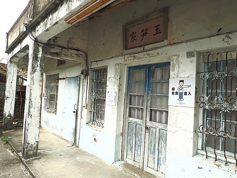 車城 落山風藝術季 【看海美術館展區、海口村街道及村落展區、墾丁長灘休閒飯店、紅柴。居 山海之隅】,順遊恆春縣城東門及北門、恆春文化中心民謠館,品嚐半島特色美食 — 香酥鴨、綠豆蒜 — 2025年初 國境之南看海賞藝小旅行 【小惡魔畫蛇添福】補篇(2)