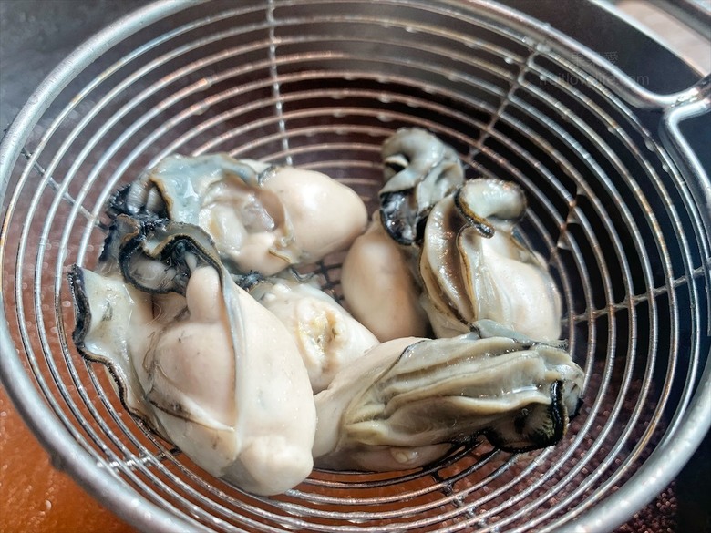 點我看大圖 火鍋餐前奉茶的儀式感,嚴選食材的精緻鍋物,咕溜的烏龜仙草凍,綿密的霜淇淋在這都吃的到