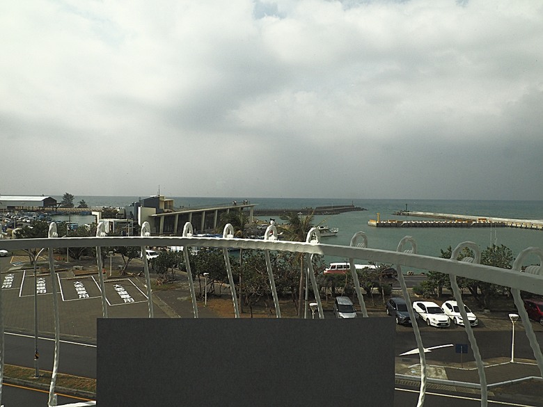 車城 落山風藝術季 【看海美術館展區、海口村街道及村落展區、墾丁長灘休閒飯店、紅柴。居 山海之隅】,順遊恆春縣城東門及北門、恆春文化中心民謠館,品嚐半島特色美食 — 香酥鴨、綠豆蒜 — 2025年初 國境之南看海賞藝小旅行 【小惡魔畫蛇添福】補篇(2)