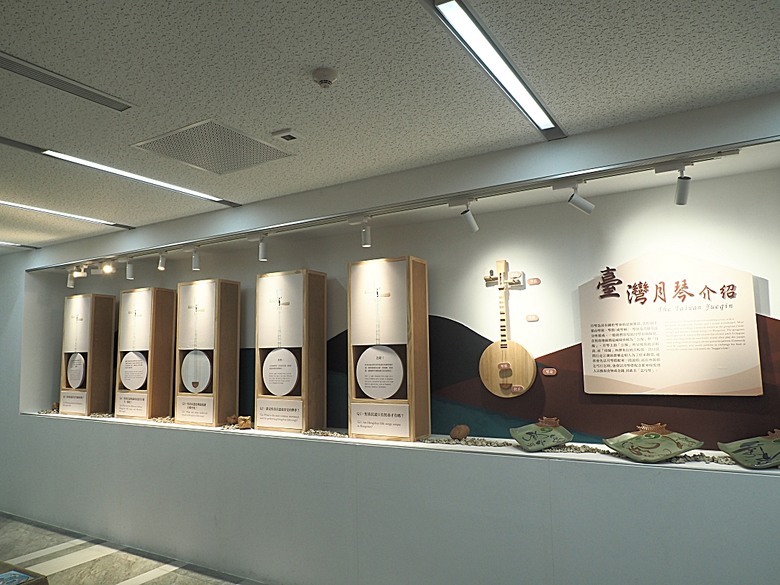 車城 落山風藝術季 【看海美術館展區、海口村街道及村落展區、墾丁長灘休閒飯店、紅柴。居 山海之隅】,順遊恆春縣城東門及北門、恆春文化中心民謠館,品嚐半島特色美食 — 香酥鴨、綠豆蒜 — 2025年初 國境之南看海賞藝小旅行 【小惡魔畫蛇添福】補篇(2)
