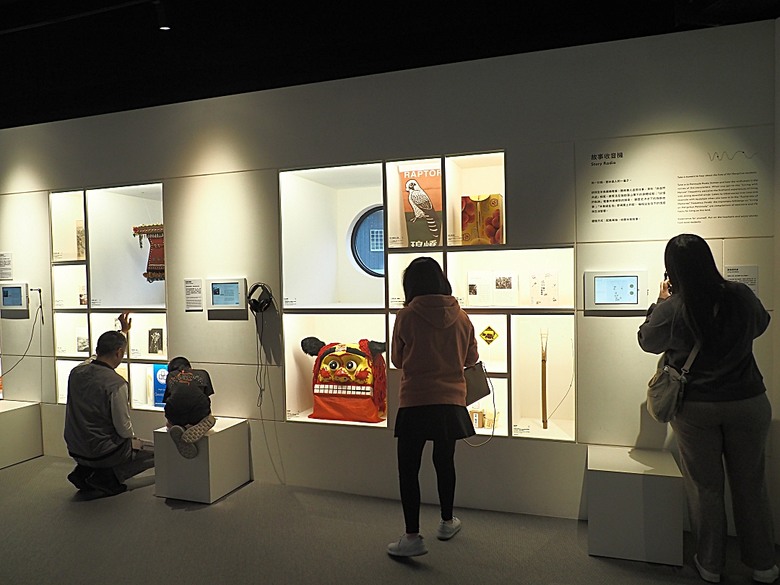 車城 落山風藝術季 【看海美術館展區、海口村街道及村落展區、墾丁長灘休閒飯店、紅柴。居 山海之隅】,順遊恆春縣城東門及北門、恆春文化中心民謠館,品嚐半島特色美食 — 香酥鴨、綠豆蒜 — 2025年初 國境之南看海賞藝小旅行 【小惡魔畫蛇添福】補篇(2)
