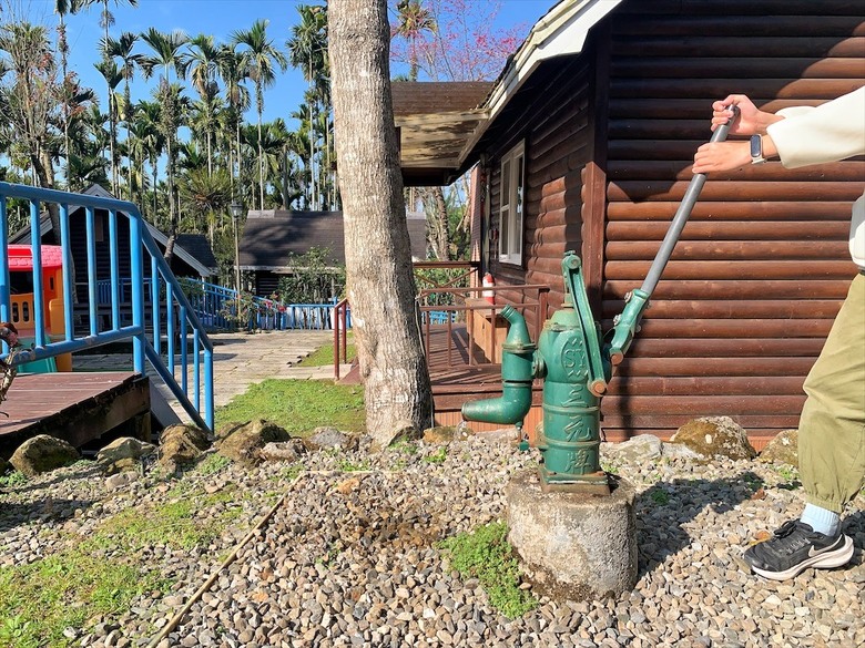 點我看大圖 獨棟主題式溜滑梯小木屋,房間裡面有滑梯還有很多玩具、玩偶,小朋友玩得超開心!
