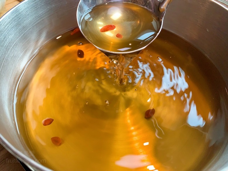 點我看大圖 火鍋餐前奉茶的儀式感,嚴選食材的精緻鍋物,咕溜的烏龜仙草凍,綿密的霜淇淋在這都吃的到