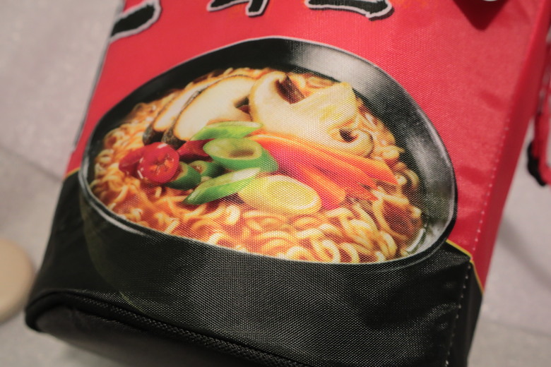 點我看大圖 【開箱】是「實用」的食物商品,不是「食用」的商品,辛拉麵保冷袋 - 大漠國渡