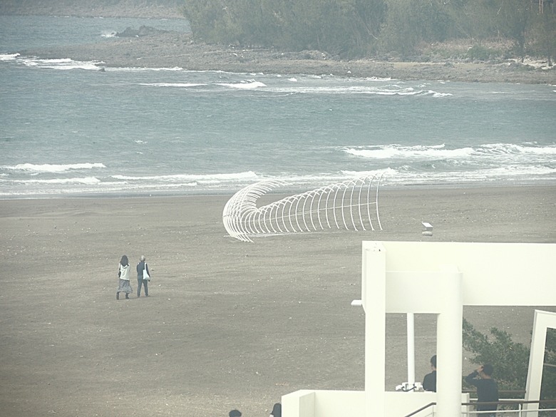 車城 落山風藝術季 【看海美術館展區、海口村街道及村落展區、墾丁長灘休閒飯店、紅柴。居 山海之隅】,順遊恆春縣城東門及北門、恆春文化中心民謠館,品嚐半島特色美食 — 香酥鴨、綠豆蒜 — 2025年初 國境之南看海賞藝小旅行 【小惡魔畫蛇添福】補篇(2)