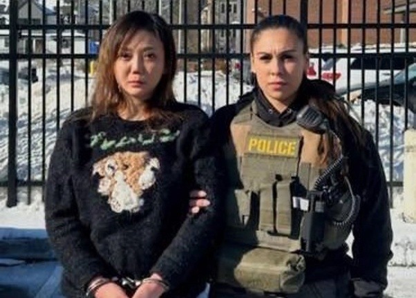 太阳花运动的民主女神 居然也成润人了........还被人家抓到.....