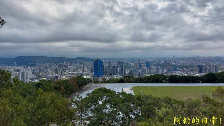 【郊山走走】 台湾よ、永に幸なれ。台灣幸福石、展翅高飛丹鳳山、熱門健行景點軍艦岩 輕鬆健行北投10連峰