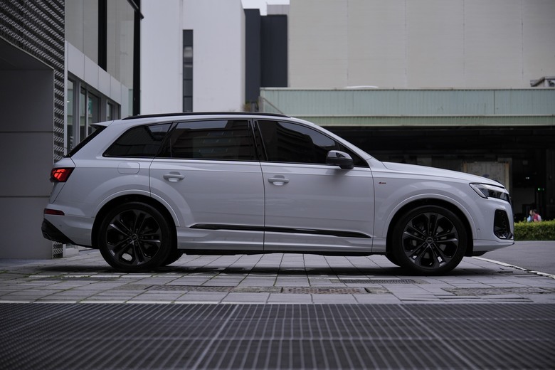 Audi Q7 55 TFSI quattro S line｜金屬冰川白 Glacier White｜交車照片分享