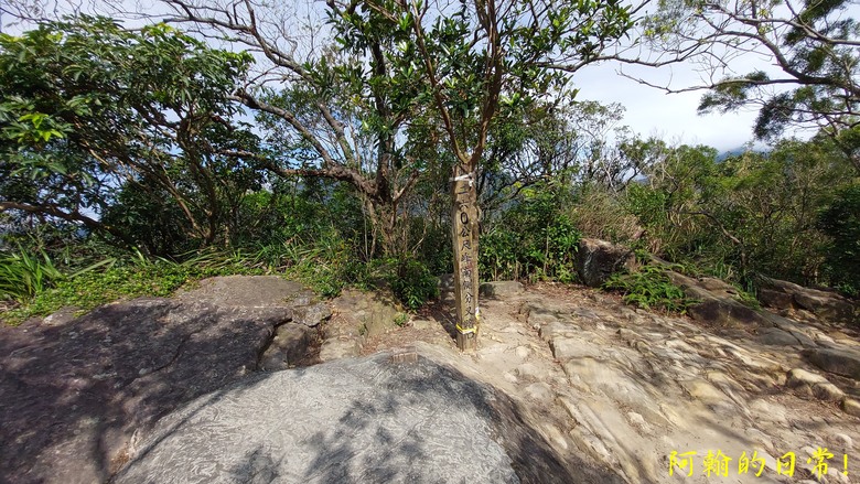 【郊山走走】 台湾よ、永に幸なれ。台灣幸福石、展翅高飛丹鳳山、熱門健行景點軍艦岩 輕鬆健行北投10連峰