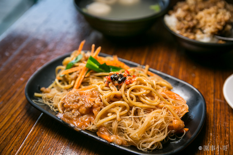宜蘭冬山超平價國民美食-派吃所食坊砂港分局！招牌上還寫著專治餓人！快用好吃又便宜的餐點來治療我吧我好餓啊啊啊～～～