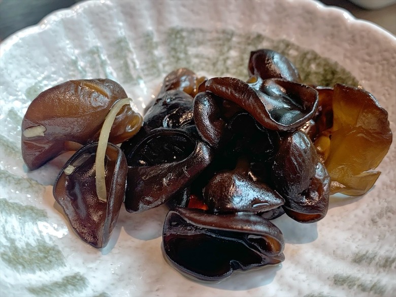 點我看大圖 火鍋餐前奉茶的儀式感,嚴選食材的精緻鍋物,咕溜的烏龜仙草凍,綿密的霜淇淋在這都吃的到